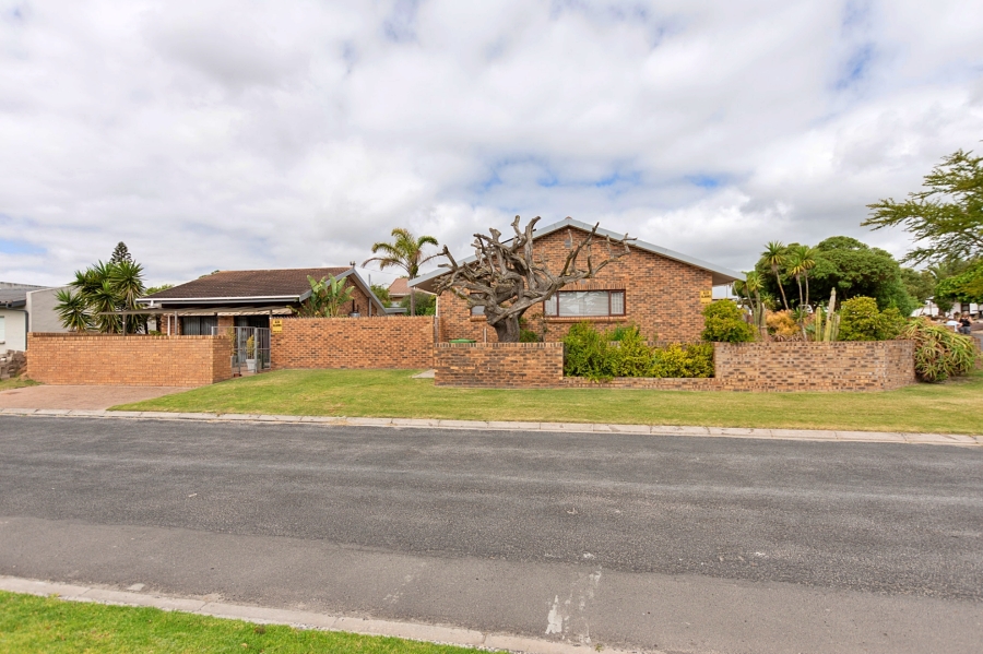 4 Bedroom Property for Sale in Middedorp Western Cape